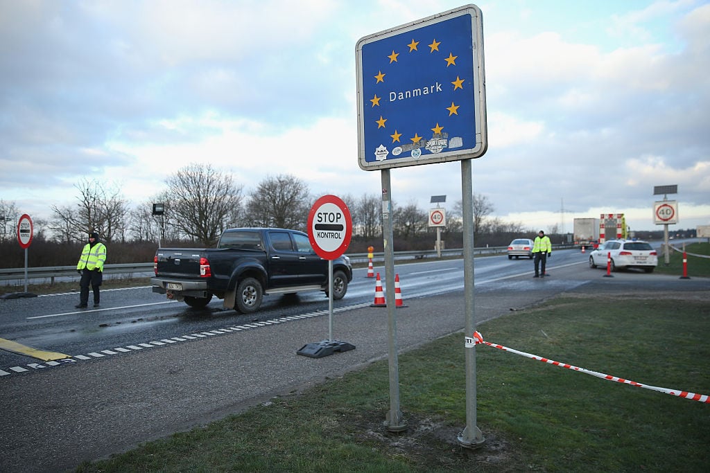 Uma verificação na fronteira entre a Dinamarca e a Alemanha em janeiro de 2016, quando Copenhaga reativou temporariamente a vigilância fronteiriça.