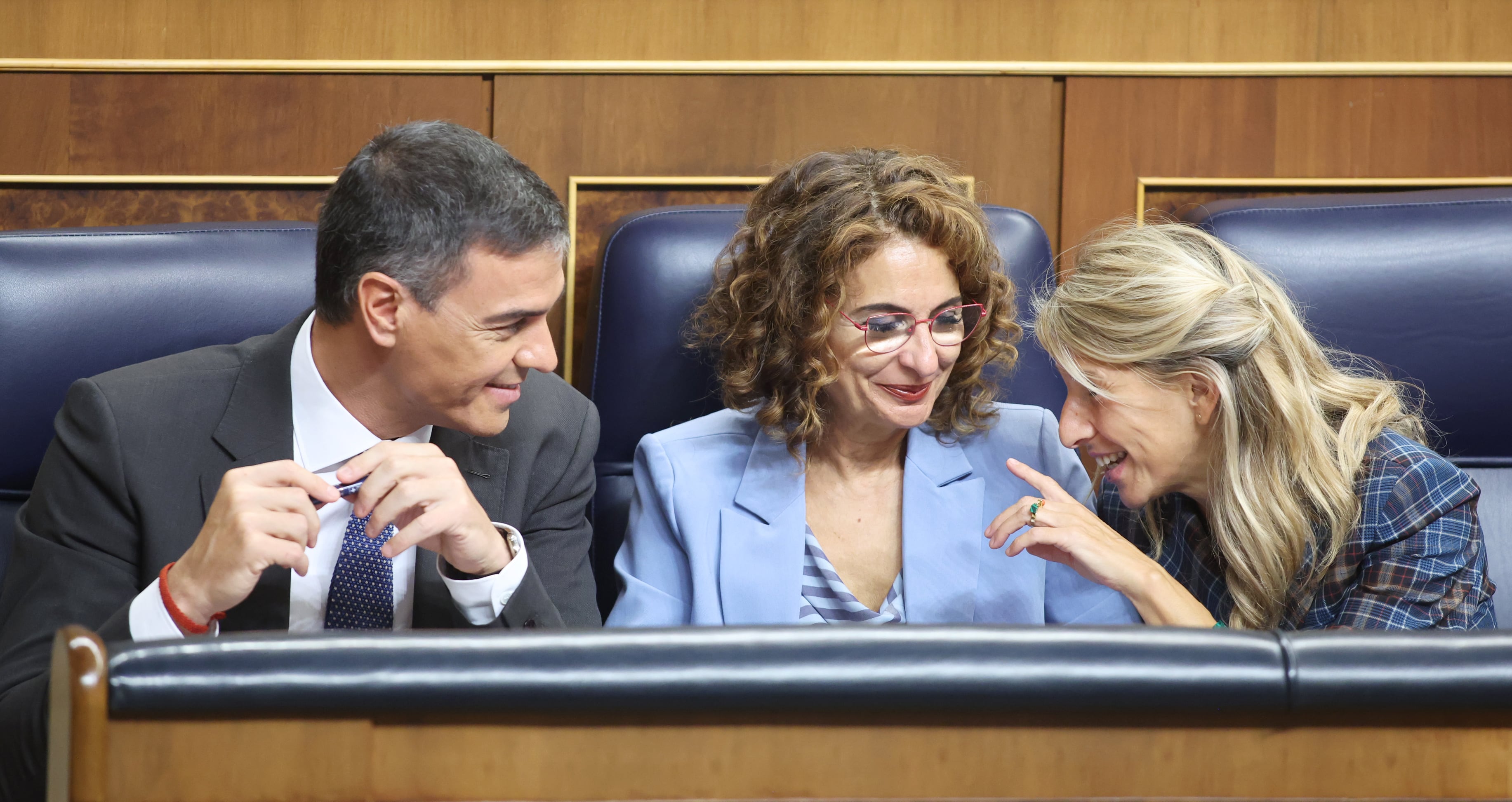 Pedro Sánchez, María Jesús Montero y Yolanda Díaz en el banco del Gobierno en el Congreso este mismo mes de octubre.