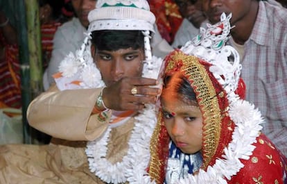 Una menor hindú y su futuro esposo, durante la ceremonia matrimonial en Malda (India).