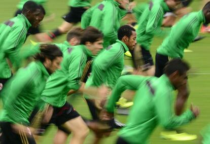 Robinho, en el centro, junto a sus compañeros del Milan en la sesión de entrenamiento.