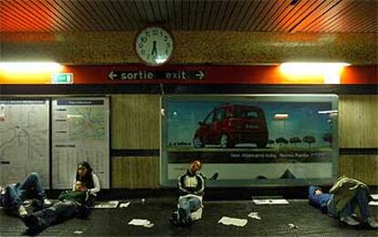 El apagón en Italia sorprendió a miles de personas en el metro. Muchos decidieron dormir bajo el suelo de Roma con la esperanza de que el servicio de transporte se reanudara cuanto antes.