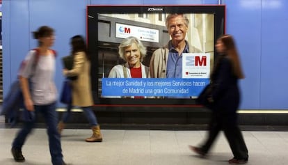 Anuncio de la Comunidad de Madrid en la estación de metro de Colonia Jardín.