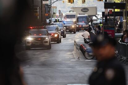 La caravana en la que viaja Donald Trump llega este jueves a la sede de la fiscalía de Nueva York, en Manhattan.