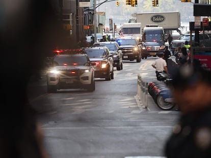 La caravana en la que viaja Donald Trump llega este jueves a la sede de la fiscalía de Nueva York, en Manhattan.