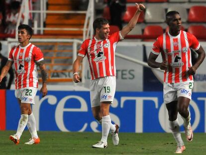 Los futbolistas de Necaxa durante los cuartos de final