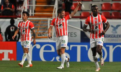 Los futbolistas de Necaxa durante los cuartos de final