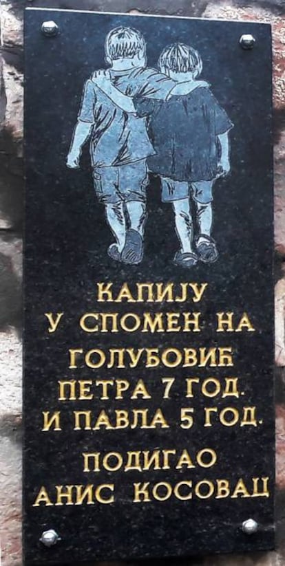 La placa colocada por Anis Kosovac en recuerdo a los niños Peter y Pavle en el acceso al cementerio serbobosnio de Konjic.