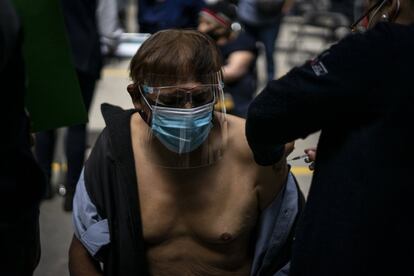 Un hombre recibe la vacuna contra la covid-19 en el Centro Cultural y Deportivo Las Américas de Ecatepec, un inmenso municipio con más de 1,6 millones de habitantes en la periferia de Ciudad de México. 