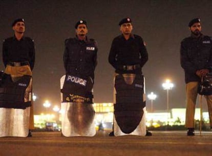 Policías paquistaníes bloquean las entradas al Parlamento y al Tribunal Supremo ayer en Islamabad.