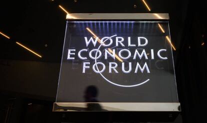 Un hombre pasea delante de la insignia del Foro Económico Mundial, este lunes en Davos.