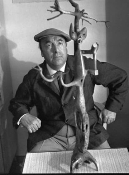 Pablo Neruda delante de la escultura 'Horse Hunter', de Alberto Sánchez.