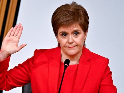 La ministra principal de Escocia, Nicola Sturgeon, comparece este miércoles ante el Parlamento autónomo, en Edimburgo.