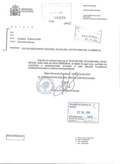 Carta del Ministerio de Defensa solicitando que las facturas del Ayuntamiento de Figueres sean enviadas en castellano.