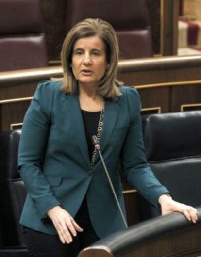 GRA073. MADRID, 13/03/2013.- La ministra de Empleo, F&aacute;tima B&aacute;&ntilde;ez, durante su intervenci&oacute;n hoy en la sesi&oacute;n de control al Ejecutivo del pleno del Congreso, en la que ha eludido responder a la relaci&oacute;n contractual que ten&iacute;a el PP con su extesorero Luis B&aacute;rcenas aunque ha insistido en que el Gobierno &quot;cumple y hace cumplir la ley&quot; y lo hace &quot;sin excepciones&quot;. EFE/J. J. Guill&eacute;n