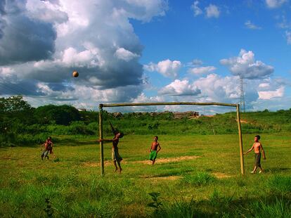 Em um assentamento do Movimento dos Sem Terra em Marabá, cinco meninos observam a bola, que passou por cima da trave de madeira.