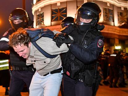 Police officers detain a man in Moscow on September 21, 2022, following calls to protest against partial mobilisation announced by President Vladimir Putin. - President Vladimir Putin called up Russian military reservists on September 21, saying his promise to use all military means in Ukraine was "no bluff," and hinting that Moscow was prepared to use nuclear weapons. His mobilisation call comes as Moscow-held regions of Ukraine prepare to hold annexation referendums this week, dramatically upping the stakes in the seven-month conflict by allowing Moscow to accuse Ukraine of attacking Russian territory. (Photo by Alexander NEMENOV / AFP)