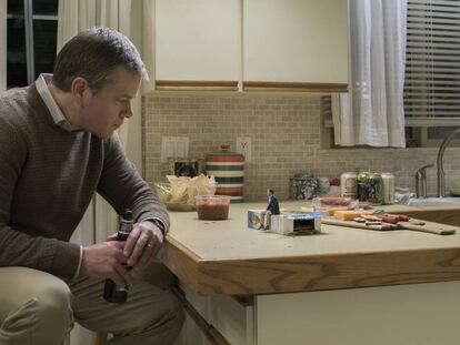 Matt Damon fala com homem miniaturizado em 'Uma vida em grande estilo'.