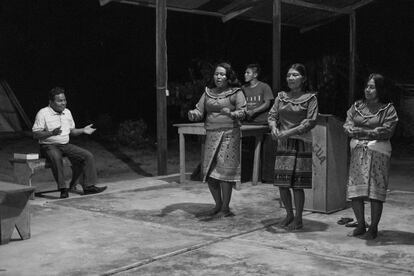 Iglesia Evangelista en la Comunidad de San Salvador, Ucayali, Perú. A la izquierda, Ricardo Barbarán López (53), predicador evangelista shipibo-konibo, dirige la misa nocturna con bailes y cantos tradicionales en su lengua nativa.