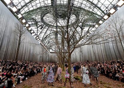 Modelos presentan creaciones de la colección prêt-à-porter otoño-invierno 2018/2019 del diseñador alemán Karl Lagerfeld para Chanel durante la Semana de la Moda de París.