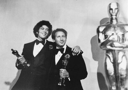 Andre Guttfreund y Peter Werner tras recibir el Oscar a Mejor cortometraje de ficci&oacute;n el 28 de marzo de 1977. 