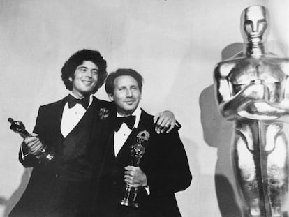 Andre Guttfreund y Peter Werner tras recibir el Oscar a Mejor cortometraje de ficci&oacute;n el 28 de marzo de 1977. 