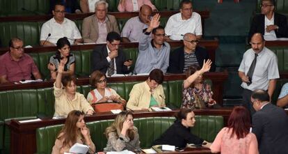 Diputados tunecinos en la votaci&oacute;n.