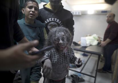 Dos niños heridos llegan al hospital Nasser, en Jan Yunis, este jueves, tras uno de los bombardeos israelíes en el sur de Gaza.