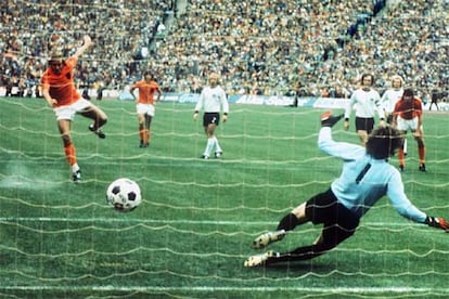 Neeskens marca de penalti el gol de Holanda en la final ante Alemania del 74.