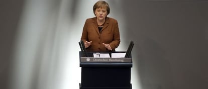 La canciller Angela Merkel comparece desde la tribuna del Parlamento alemán, en 2011.
