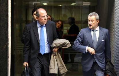 El presidente de Caja Canarias y vocal de BFA, Juan Manuel Suárez del Toro, izquierda, a su salida de la Audiencia Nacional tras declarar como imputado en el caso Bankia.