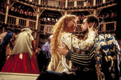 Fue la película con más candidaturas a los Oscar de 1998: 13. Se llevó siete, además tres Globos de oro y cuatro premios BAFTA. Aunque aleja inevitablemente a William Shakespeare de su identidad homosexual, <i>Shakespeare in love</i> no es un <i>biopic</i>. Es una historia de amor entre el dramaturgo, vacío de inspiración, y una intensa y arrebatadora Gwyneth Paltrow. Es la historia del nacimiento del teatro inglés. Del negocio que suponía; de las etiquetas que sufrían actores y actrices en aquellos años isabelinos. ¿Cursi? Tal vez en algún línea del libreto. En su conjunto, son 137 minutos espléndidos, delicados, y sonorizados con una banda que mereció uno de esos siete Oscars.