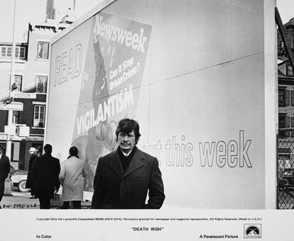 Imagen promocional de 'El justiciero de la ciudad' en la que Charles Bronson pasa por delante de un cartel publicitario de la revista Newsweek donde se analiza el fenómeno de los "vigilantes".