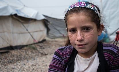 Rasha, de 11 años, sentada delante de su tienda en un campamento para desplazados en el norte de Irak.