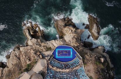 Vista aérea de una banda de mariachis actuando durante un partido de tenis de exhibición entre el austríaco Dominic Thiem (d) y el alemán Alexander Zverev en Acapulco (México).