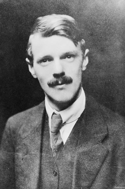 <p><strong> ¿Quién? </strong>David Herbert Lawrence, dramaturgo y novelista inglés que, a ojos de sus pacatos contemporáneos, era visto como un genio pero, a la vez, también un <em>picaruelo</em>. <strong>A ver, ¿qué es lo más famoso que ha escrito? </strong><em>El amante de Lady Chatterley</em>, obra capital del siglo XX, pero considerada obscena por su trama (mujer de clase alta mantiene relaciones con un hombre de clase baja) y su detalle a la hora de describir las relaciones sexuales entre la pareja. Esto le valió a su editorial, Penguin, un juicio y la censura en varios países.<strong> ¿Qué me cuentas de su vida?</strong>. Se casó con la esposa de uno de sus profesores, con la que viajó por todo el mundo y permaneció hasta su muerte, aunque muchas teorías apuntan a que podría ser homosexual o bisexual y mantuvo también una relación con un granjero. <strong>¿Cuál podría ser su presentación en Tinder?</strong> "Busco chat caliente y lo que surja". </p>