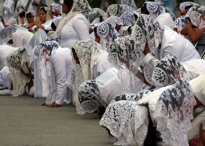 Mujeres fieles de la congregación participan en la celebración de la santa cena.