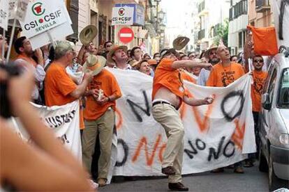 Protesta de los funcionarios de Justicia ayer en Sevilla ante la sede del PSOE, a la que lanzaron huevos.