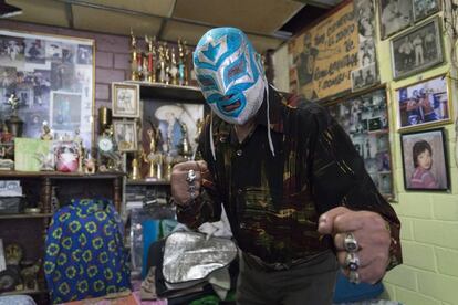 El exluchador Karma, en su casa en Ciudad de México.