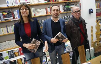 Denis Itxaso, en el centro, junto a la secretaria general del PSE, Idoia Mendia, y el escritor Felipe Juaristi, en la presentación de su libro 'Crónicas en la frontera'.