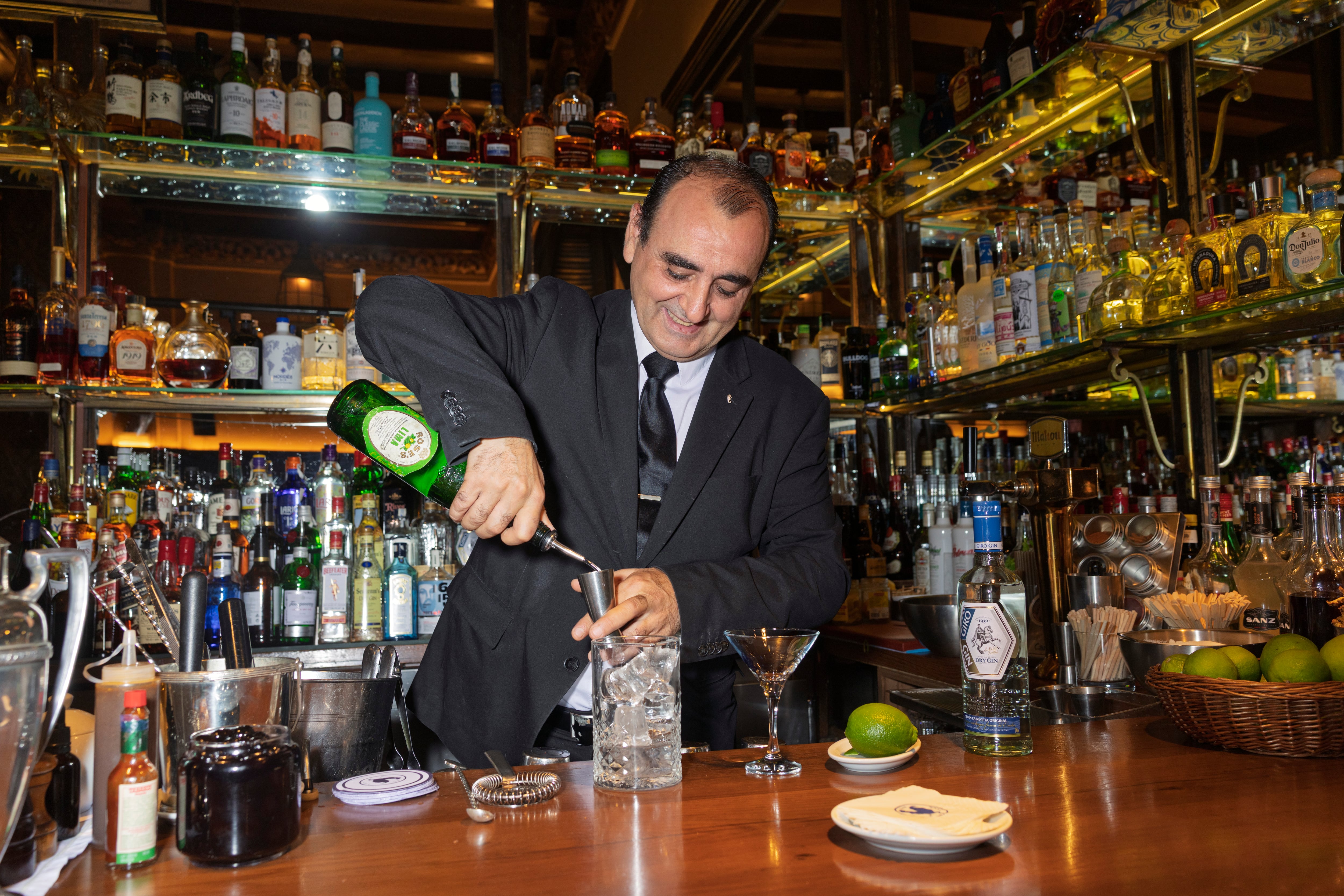 Javier Rufo preparando un cóctel en la barra del Cock.
