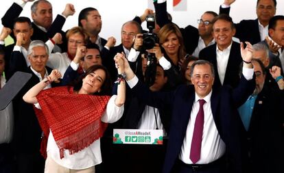 Meade junto a su mujer, Juana Cuevas, tras su registro como candidato. 