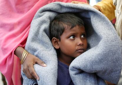 Un niño refugiado rohingya, que viajaba en un bote desde Myanmar que volcó en la playa de Bailakhali, espera ser transportado a un campamento de refugiados desde la playa, cerca de Cox's Bazar, en Bangladés.