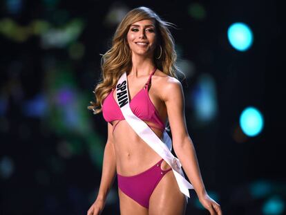 Ángela Ponce, la española que se convirtió en la primera aspirante transexual a Miss Universo, desfila en bikini en la gala organizada en Bangkok el 13 de diciembre de 2018.