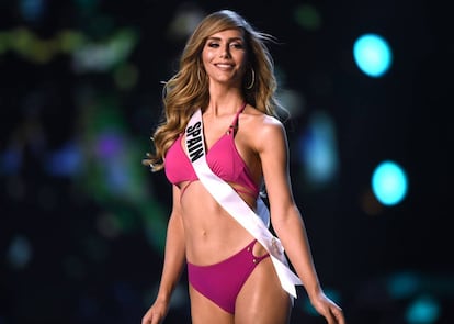 Ángela Ponce, la española que se convirtió en la primera aspirante transexual a Miss Universo, desfila en bikini en la gala organizada en Bangkok el 13 de diciembre de 2018.