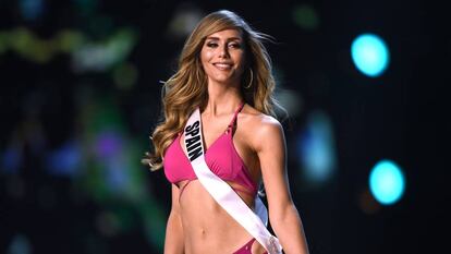 Ángela Ponce, la española que se convirtió en la primera aspirante transexual a Miss Universo, desfila en bikini en la gala organizada en Bangkok el 13 de diciembre de 2018.