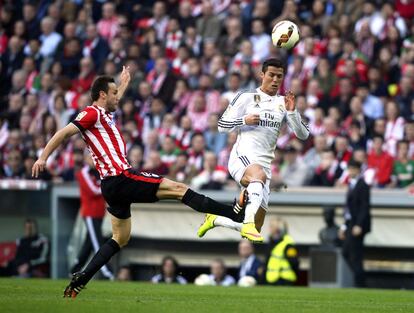 Cristiano Ronaldo, a la derecha, sufre una entrada de Carlos Gurpegui en un momento del partido.