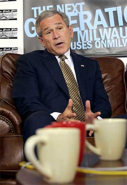 Bush, ayer durante una charla con trabajadores en Wisconsin.