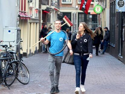 Participantes en De la basura al tesoro, actividad organizada por las calles de Ámsterdam por 'The Untourist Guide'.