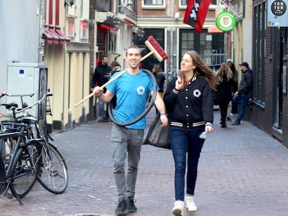 Participantes en De la basura al tesoro, actividad organizada por las calles de Ámsterdam por 'The Untourist Guide'.