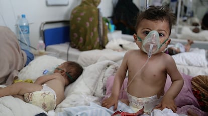 Los niños respiran a duras penas con mascarillas de oxígeno en el Hospital Boots, en Lashkar Gar, Afganistán.